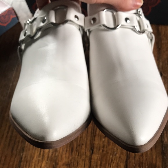 Carlos by Carlos Santana Pointer white pointed toe booties with heel, size 8 - Picture 5 of 10